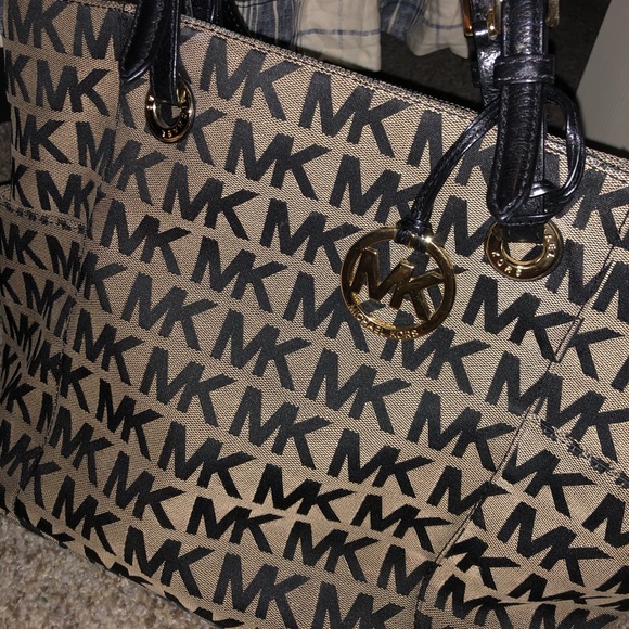 Michael Kors Handbags - Michael Kors Authentic Purse